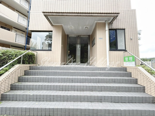湘南山の手マンションのエントランス