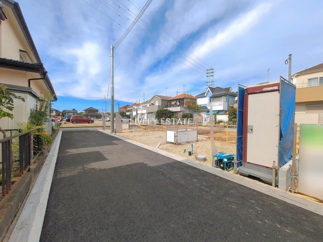 越谷市大字大泊 新築分譲住宅 全7棟 6号棟の前面道路含む現地写真
