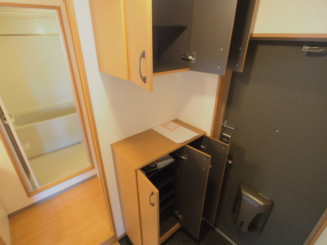 シャルム東野の玄関