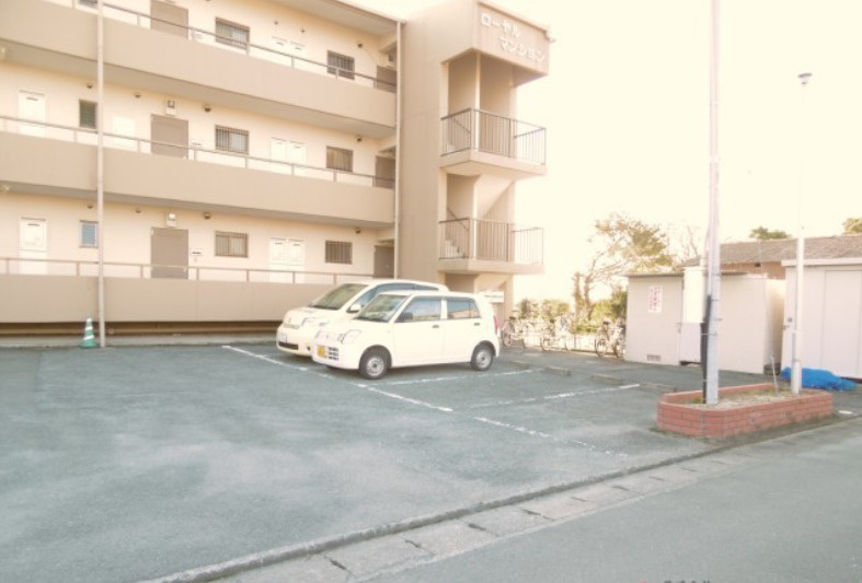 ローヤルマンションの駐車場|敷地内に駐車場がございます