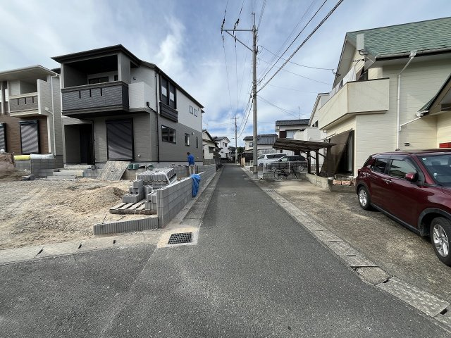 【その他】 | 那珂川市片縄西4丁目　1号棟（全2棟）【仲介手数料無料・0円】 | 現地写真。前面道路です。