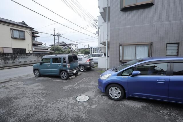 モンシェ４号館の駐車場