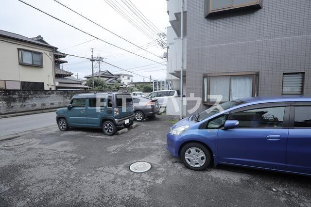 モンシェ４号館の駐車場