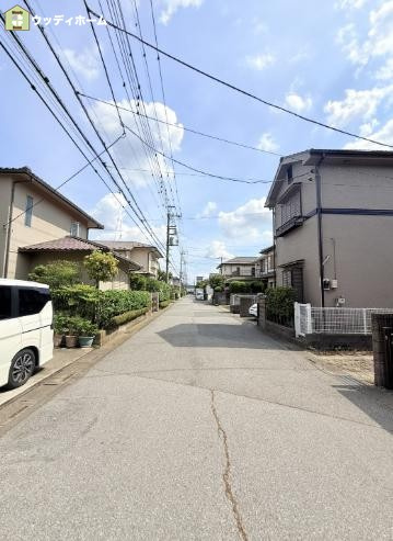 春日部市豊町3丁目　中古一戸建ての前面道路含む現地写真