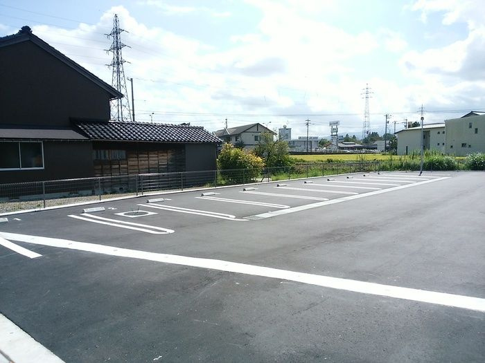 プレミューズ春日の駐車場