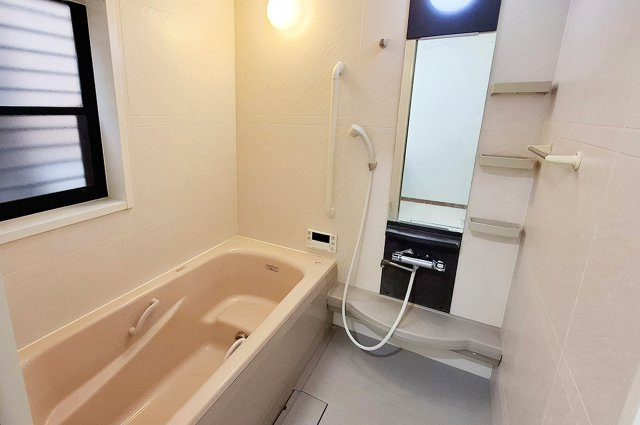 岸和田市西大路町の浴室|バスルーム：窓付きで換気がしやすいバスルームです。