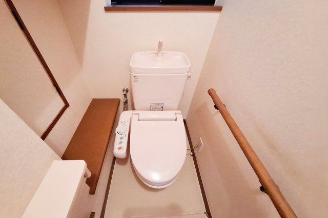 岸和田市西大路町のトイレ|1Fトイレ：トイレットペーパーなどを置きやすい棚付き。