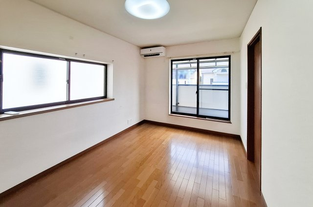 岸和田市西大路町の寝室|洋室3：約6.7帖の洋室。ウォークインクローゼット付きで主寝室としても使いやすい広さです。
