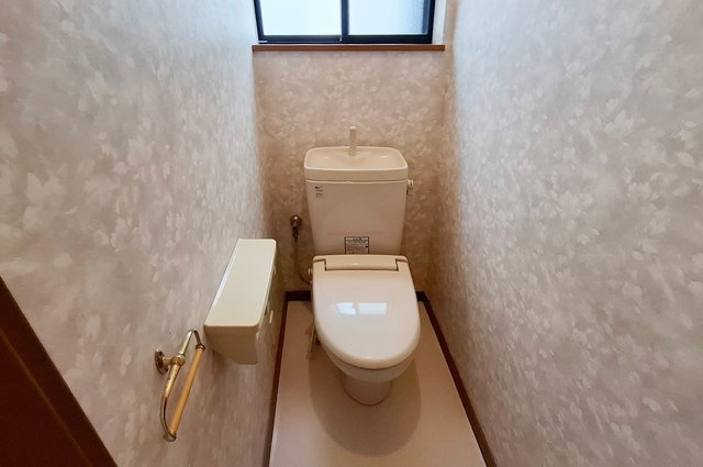 岸和田市西大路町のトイレ|2Fトイレ：2階にもトイレがあり、忙しい朝や就寝時にも便利です。
