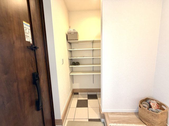 越谷市花田６丁目E号棟　新築戸建の玄関|玄関横に設けられたウォークインタイプのシューズクローク。外で使うアイテムもまとめて収納可能です。