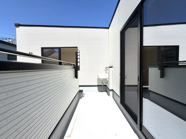 越谷市花田６丁目E号棟　新築戸建のバルコニー|ワイドスパン仕様で広々としたバルコニー。一度にたくさんの洗濯物や布団を干すことができます。