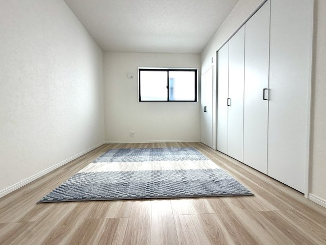 越谷市花田６丁目E号棟　新築戸建の洋室|シンプルで使いやすいデザインの洋室。窓からの風通しも良く爽やかに過ごせます。