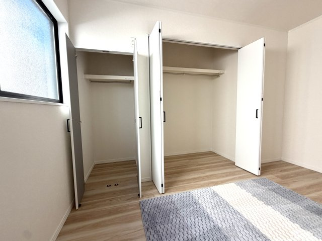 越谷市花田６丁目E号棟　新築戸建の収納|複数枚の服を掛けても歪みにくい頑丈なハンガーパイプを採用。重たい冬物コートの保管も安心です。