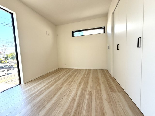 越谷市花田６丁目E号棟　新築戸建の洋室|バルコニーへ直接出入りできる開放的な洋室。朝の空気の入れ替えもスムーズに行えます。