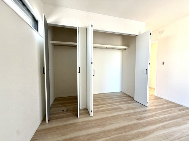 越谷市花田６丁目E号棟　新築戸建の収納|ロングコートや丈の長いワンピースもシワにならず綺麗に掛けられる、高さにゆとりがある収納です。