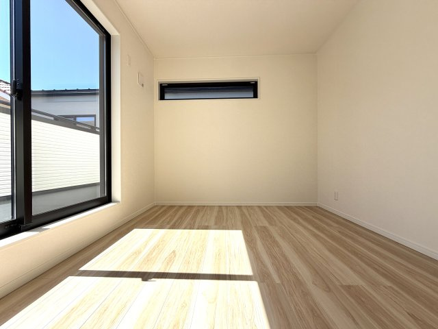 越谷市花田６丁目E号棟　新築戸建の洋室|二面採光で風通しが良く、爽やかな空気が流れる洋室。お子様の成長に合わせた子供部屋にも最適です。