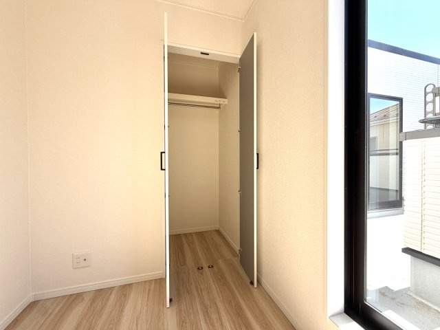 越谷市花田６丁目E号棟　新築戸建の収納|中の荷物が一目で見渡せる使いやすいクローゼット。サッと取り出せるので朝の身支度も時短になります。