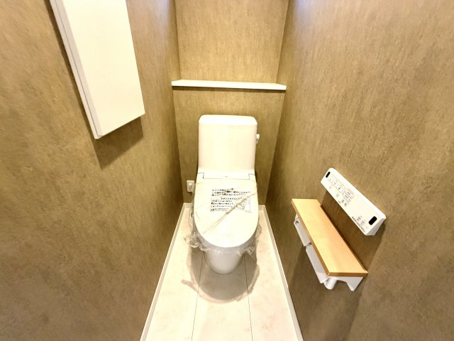 越谷市花田６丁目E号棟　新築戸建のトイレ|朝の通勤・通学前の「トイレ渋滞」を回避できる嬉しい2箇所設置。忙しい時間帯もゆとりが生まれます。