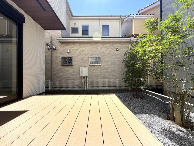越谷市花田６丁目E号棟　新築戸建の庭|お手入れのしやすい、ウッドデッキ付きのお庭です。日々のガーデニングも気軽に楽しめます。