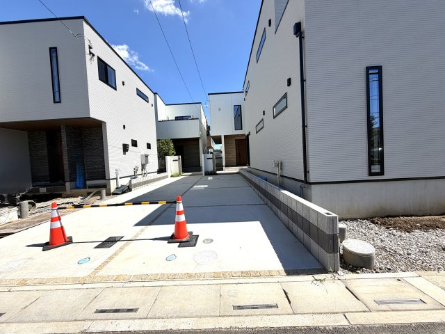越谷市花田６丁目E号棟　新築戸建の駐車場|セカンドカーの所有や将来の買い替えにも安心な2台駐車可能スペース。暮らしの幅が広がります。