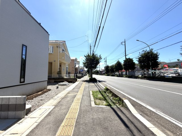 越谷市花田６丁目E号棟　新築戸建の前面道路含む現地写真|幅員がしっかり確保された前面道路に面し、開放感があります。陽差しを遮るものが少なく日当りも良好です。