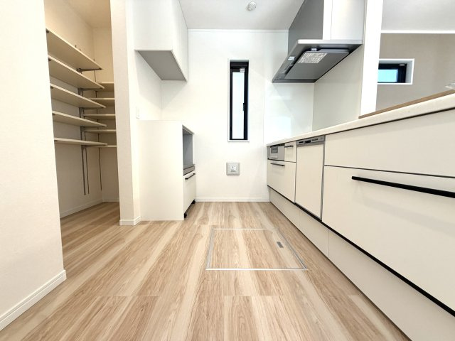越谷市花田６丁目E号棟　新築戸建のキッチン|背面にゆとりがあり家電も置きやすいキッチンスペース。複数人での調理も快適に行えます。