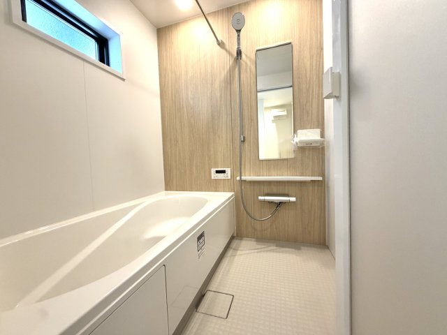 越谷市花田６丁目E号棟　新築戸建の浴室|一日の疲れをゆったり癒せる清潔感のある浴室。毎日のバスタイムが楽しみになる寛ぎの空間です。
