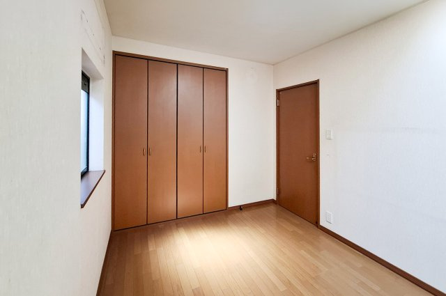 岸和田市西大路町の洋室|洋室1：約5.2帖の洋室。クローゼット付きでお部屋をすっきり使えます。