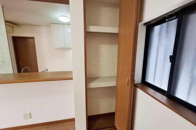 岸和田市西大路町の収納|LDK収納：キッチン近くに収納があり、日用品のストックなどを片付けやすい間取りです。