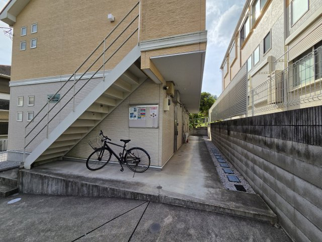川崎市多摩区西生田１丁目のアパートのエントランス