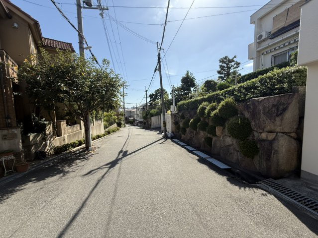 豊中市永楽荘三丁目古家付土地の前面道路含む現地写真|前面道路です！北側から撮影！