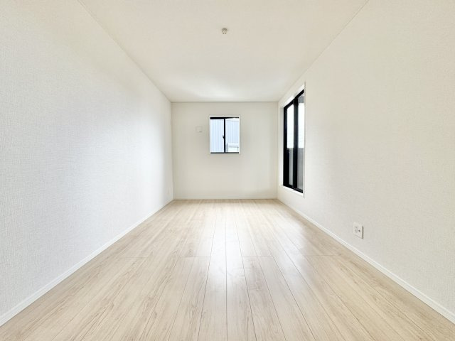 中央区 安新町　第1の洋室|2階 約8.2帖の洋室になります。広々としていて、主寝室にオススメですよ♫