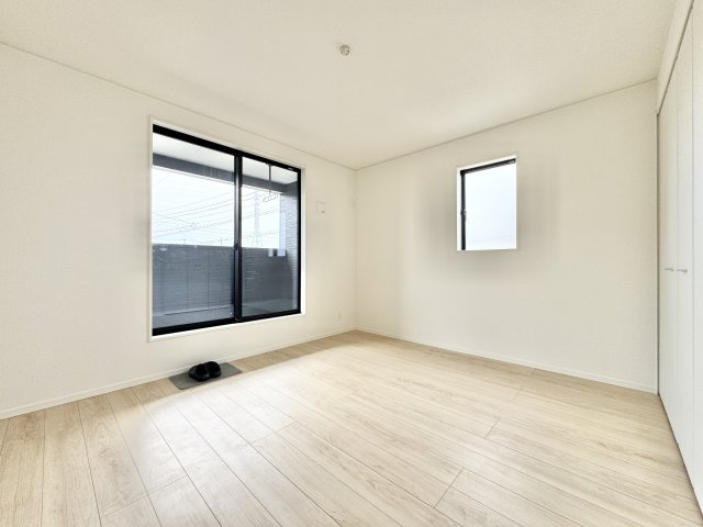 中央区 安新町　第1の洋室|2階 約7.0帖の洋室になります。こちらも広々としており、大きな窓から日差しが入り明るく、主寝室にオススメです！