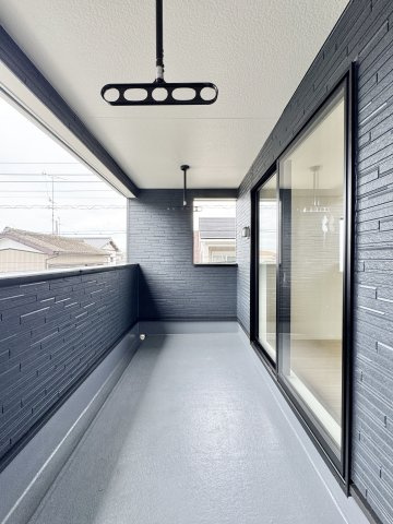 中央区 安新町　第1のバルコニー|南面のバルコニー。屋根付きなので急に雨が降ってきても、洗濯物が濡れる心配がありません！
