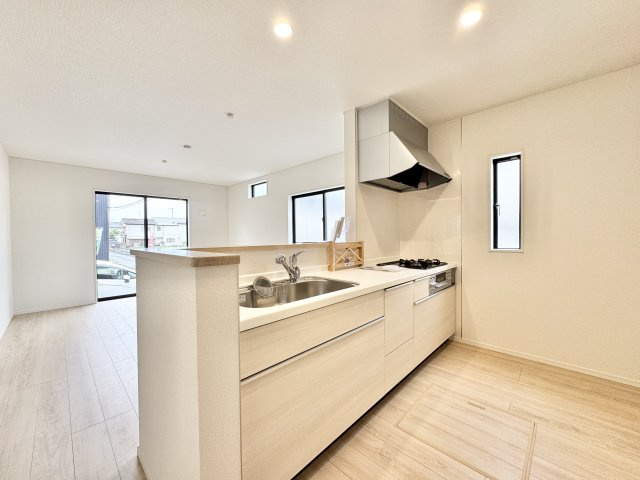 中央区 安新町　第1のキッチン|使い勝手の良いシステムキッチンは収納力豊富！床下収納は食材の保管に便利です！リビング全体が見渡せますよ。
