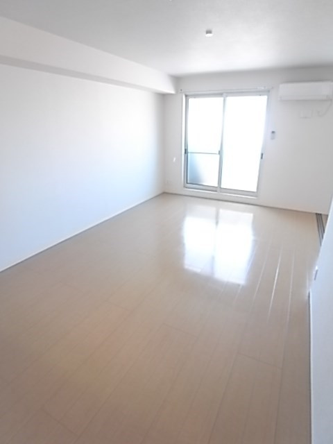 尼崎市杭瀬寺島１丁目のアパートの居間・リビング|こちらのリビングで趣味の時間をお楽しみください