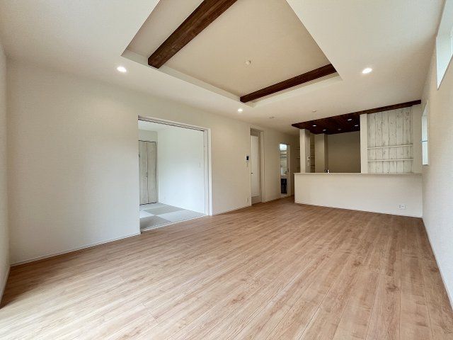 【居間・リビング】 | 那珂川市片縄西4丁目　2号棟（全2棟）【仲介手数料無料・0円】 | 施工例。施工例は完成時と異なる場合があります。