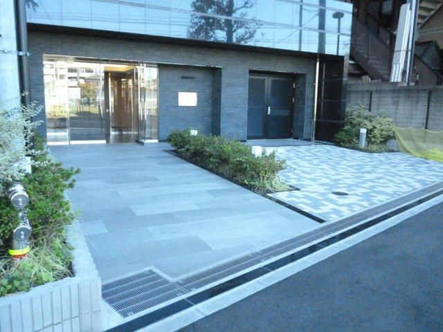 ライジングプレイス武蔵新城のエントランス