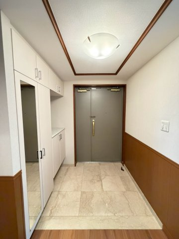名次町ロジュマンの玄関