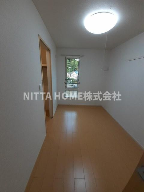 福知山市土師新町３丁目のアパートの設備|５．０帖の洋室スペース★