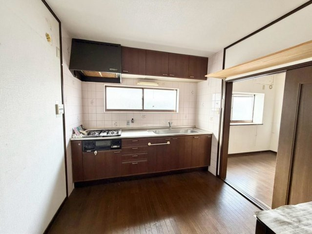 苅田４丁目　店舗付き住宅のダイニング|リビングとキッチンが分かれているので、料理の匂いが移りにくく安心ですね！