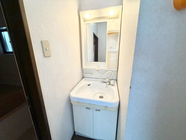 苅田４丁目　店舗付き住宅の独立洗面台|シャワー付き洗面台ですので、寝ぐせ直しもラクラクですね♪