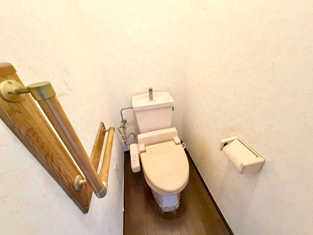 苅田４丁目　店舗付き住宅のトイレ|温水洗浄便座ですので、寒い日も温かい便座で安心して使用していただけますよ！