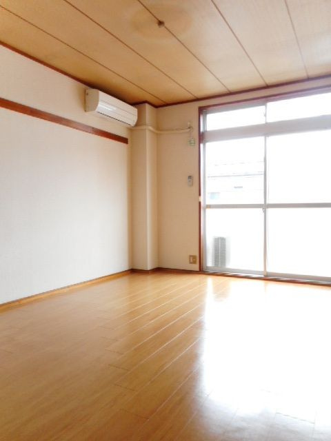 シティハイツ若草の居間・リビング