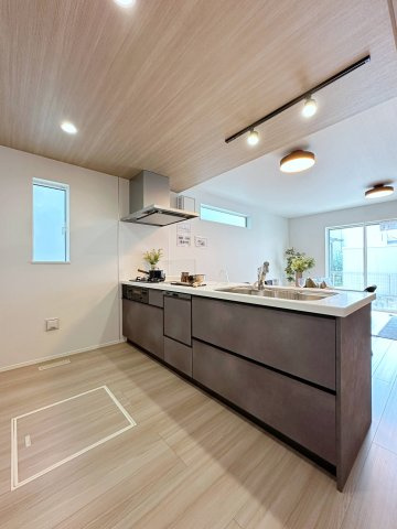 安佐南区川内2丁目 No.2のキッチン|人造大理石天板使用のシステムキッチン☆
人造大理石天板は水垢が付きにくく汚れが落ちやすいのでお手入れも楽ちんです♪