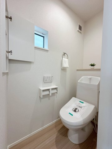 安佐南区川内2丁目 No.2のトイレ|1階ウォシュレットトイレ☆
各階にウォシュレットトイレがついています♪