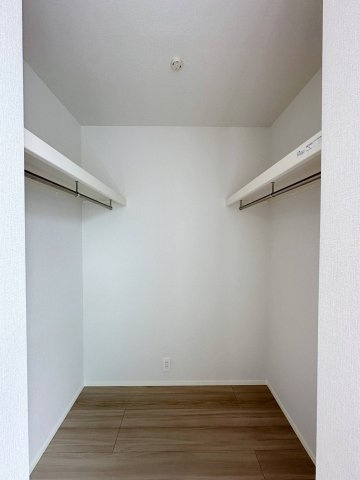 安佐南区川内2丁目 No.2の収納|全居室収納☆
7帖の主寝室はたくさん収納できるウォークインクローゼットです♪