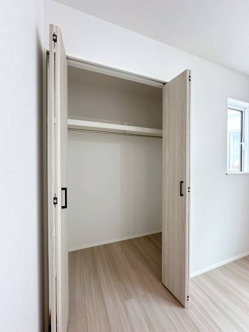安佐南区川内2丁目 No.2の収納|全居室収納☆
6帖洋室のクローゼットです♪