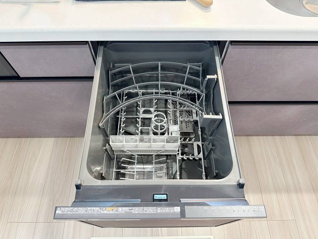 安佐南区川内2丁目 No.2のキッチン|4人から5人分の食器洗浄乾燥機☆
水道代の節約にもなり、家事の時短もできる優れ物です♪
スライド式で上から全体が見えるため食器の出し入れもスムーズです♪