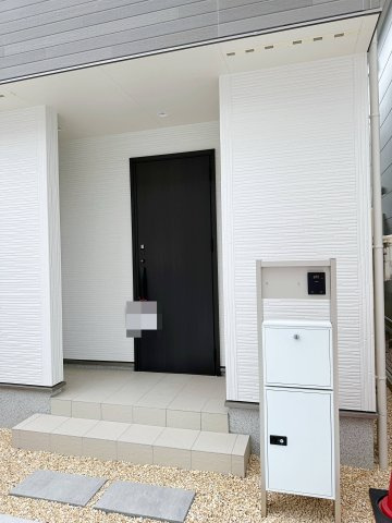 安佐南区川内2丁目 No.2の玄関|宅配ボックス付き玄関ポーチ☆
屋根も付いており、雨が降っても濡れる心配はありません♪